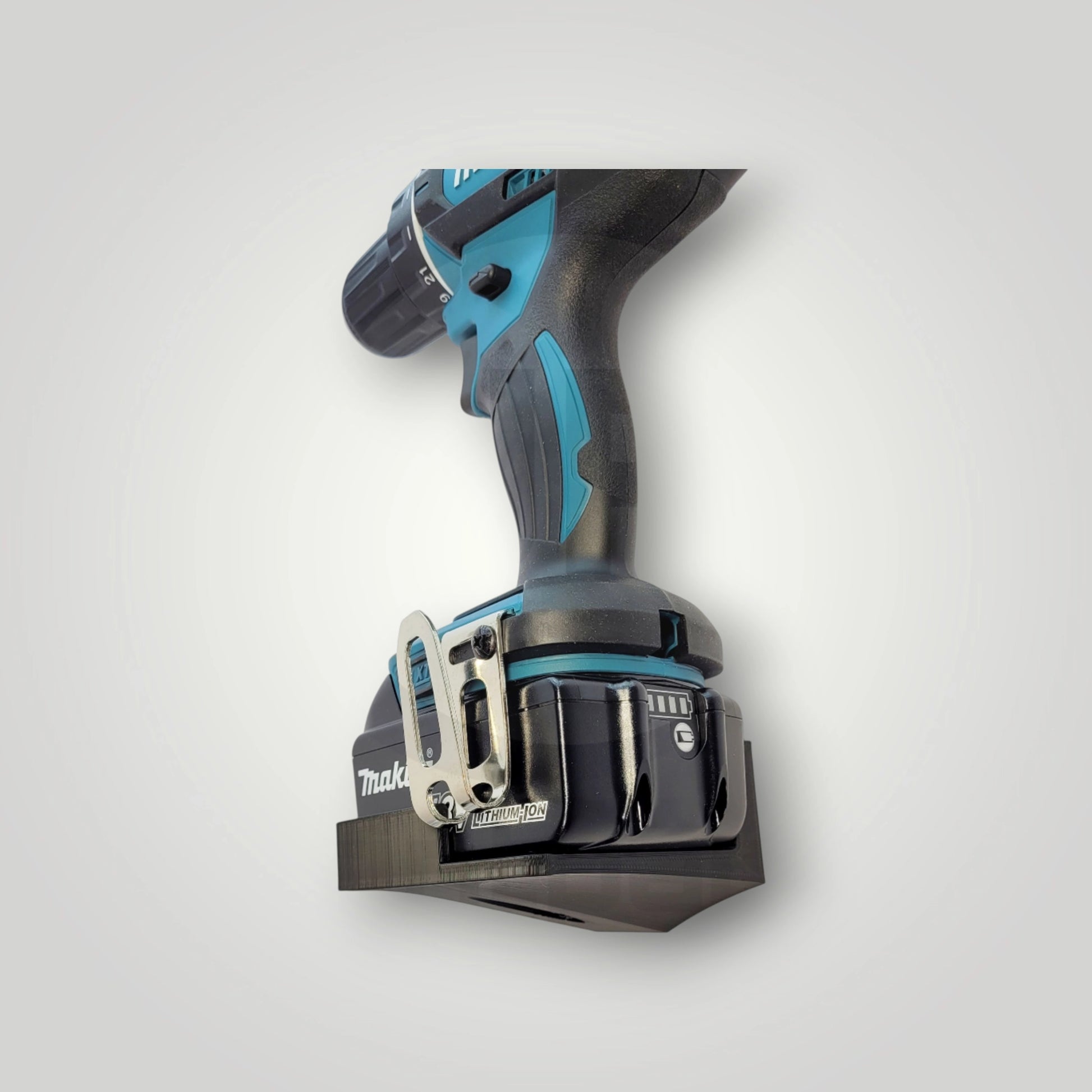 Praktischer Halter für Akkuschrauber/Schlagschrauber – ordentliche und stabile Befestigung an der Werkstattwand