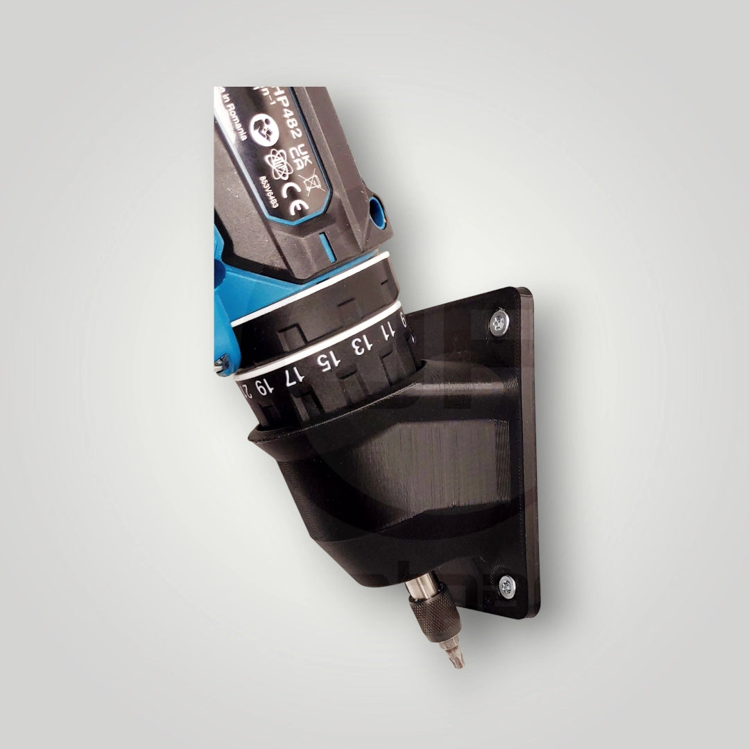 A Makita 18V cordless drill mounted on a Wandhalter für Makita Akkuschrauber 18V, angled down and securely attached against a plain light gray background—perfect for organized Werkstatt Aufbewahrung.