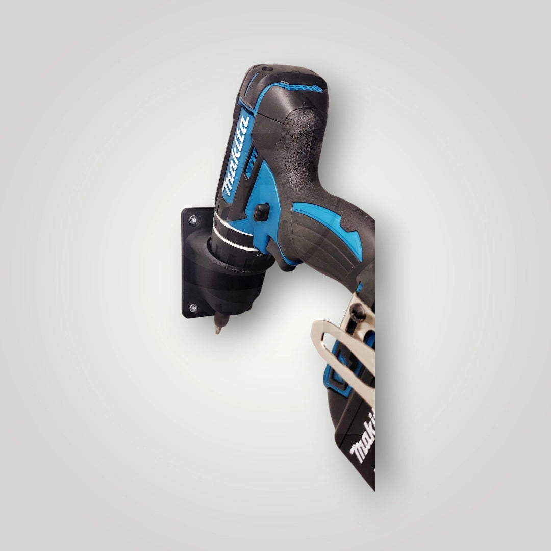 A black and blue Makita power drill is mounted vertically on a wall with the Wandhalter für Makita Akkuschrauber 18V, offering practical Werkstatt Aufbewahrung against a plain light gray background.