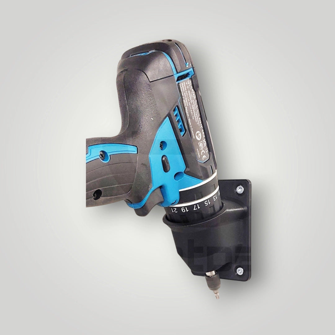 A Makita 18V cordless drill with black and blue accents is mounted vertically on a Wandhalter für Makita Akkuschrauber 18V, displayed against a plain light gray background—ideal for Werkstatt Aufbewahrung.