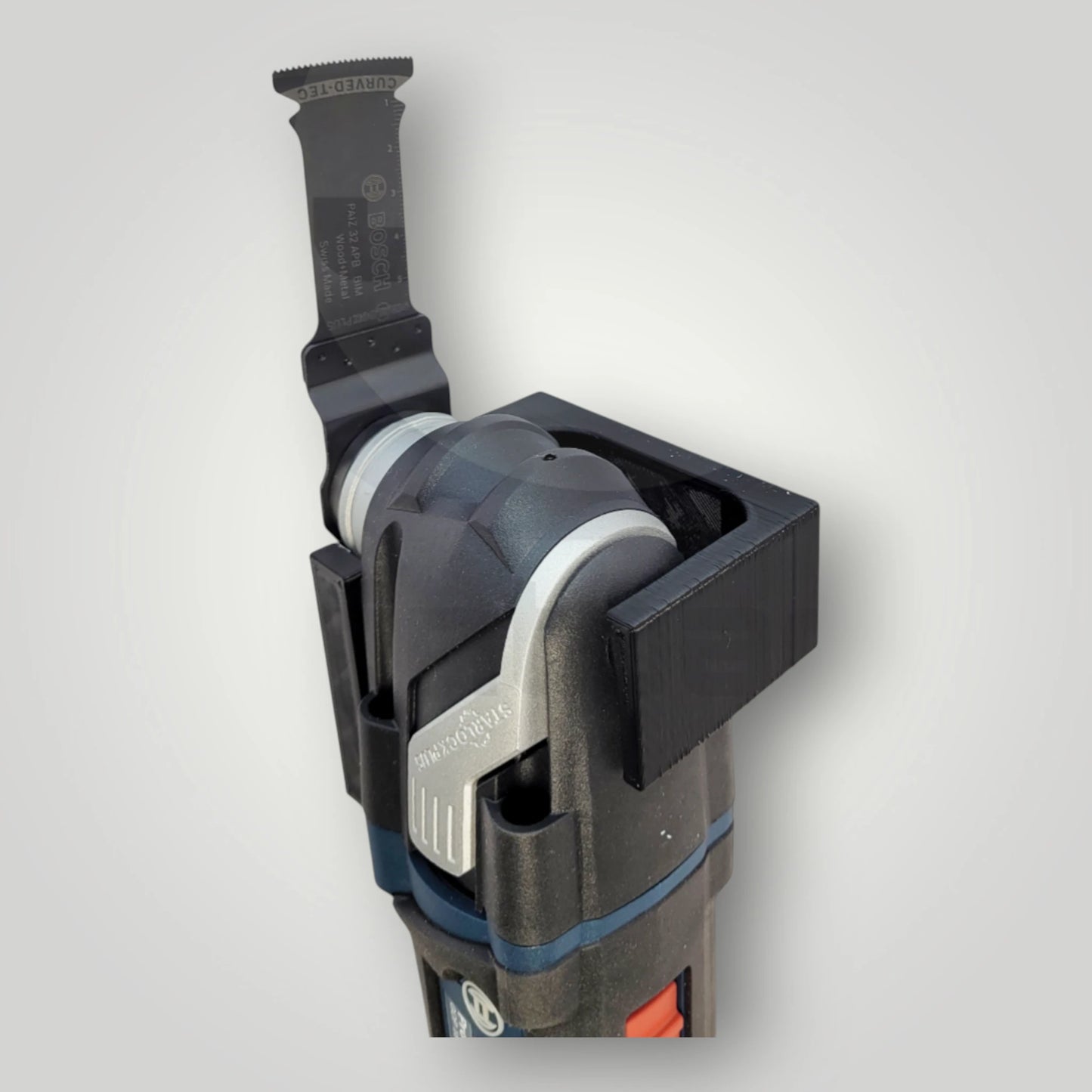 Praktischer Wandhalter für Bosch GOP 18V-28 Multitool – platzsparende und sichere Werkzeughalterung