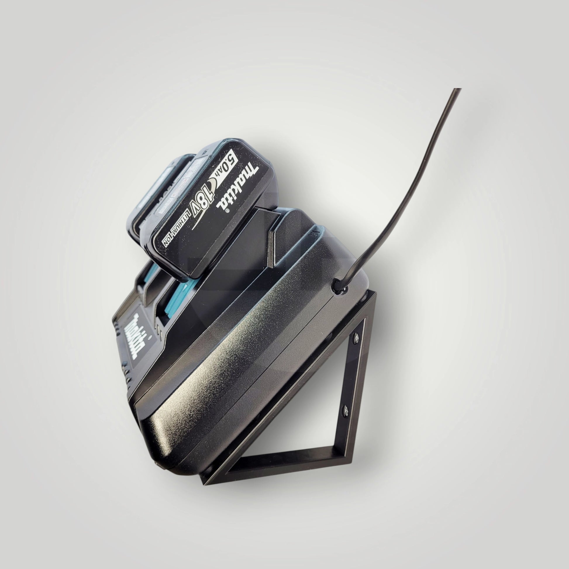 Praktischer Wandhalter für Makita DC18RD – Ordnung und Stabilität im Gerätehaus