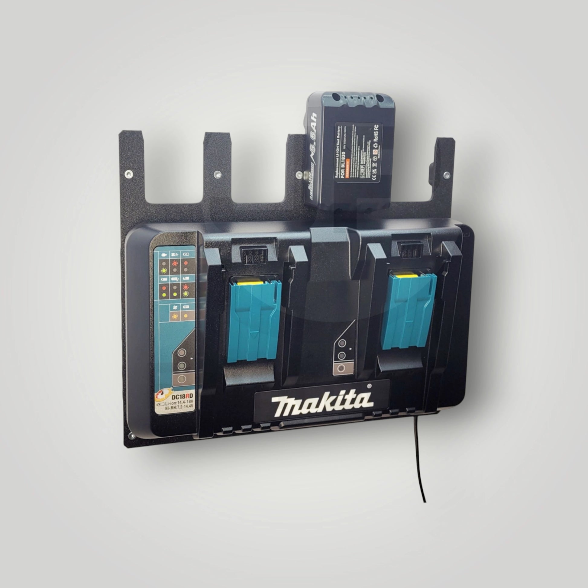 Makita Wandhalter für Ladegerät DC18RC / DC18RD mit Akkuhalter – Ordnung und Sicherheit in der Werkstatt