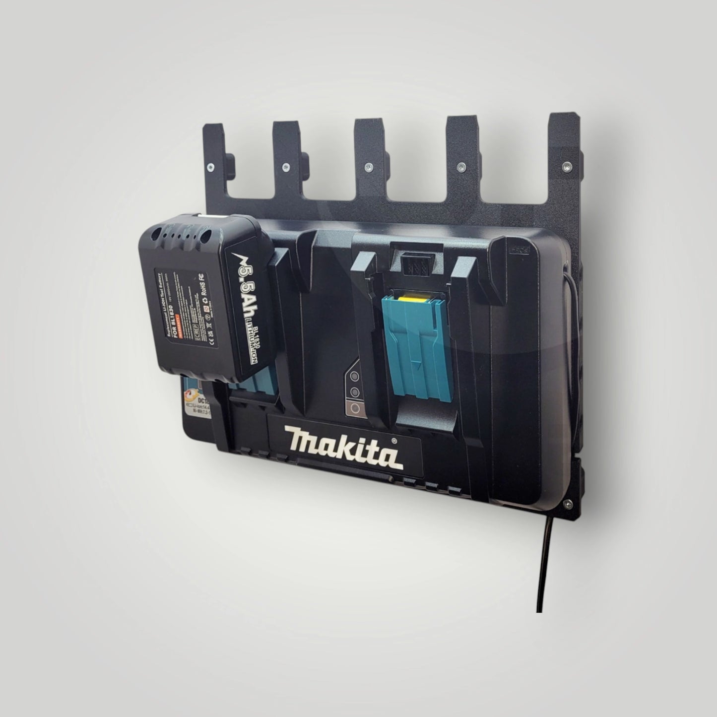 Makita Wandhalter für Ladegerät DC18RC / DC18RD mit Akkuhalter – Ordnung und Sicherheit in der Werkstatt