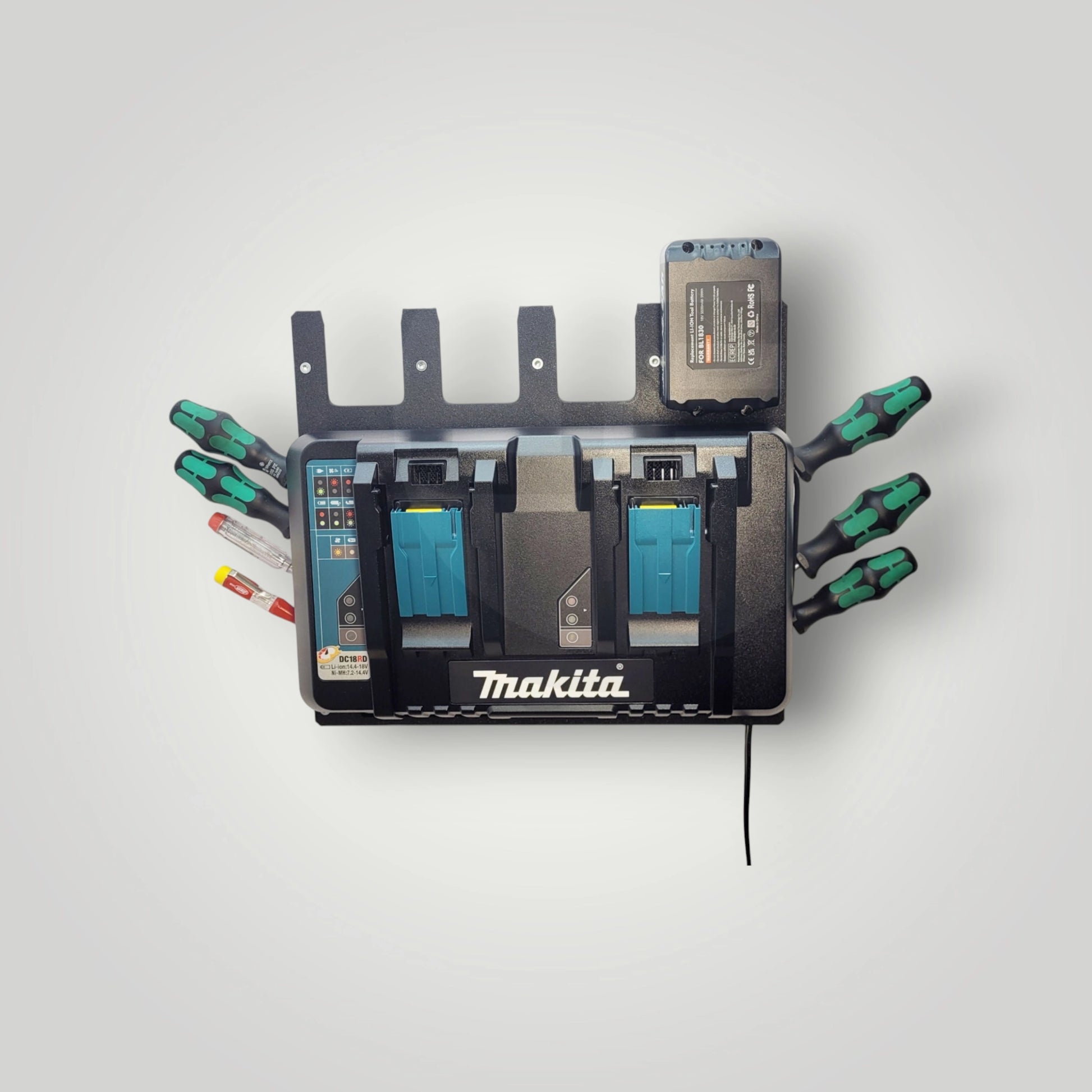 Robuster Wandhalter Ladegerät DC18RC / DC18RD inklusive Akkuhalter – professionelle Organisation für Makita Akkus