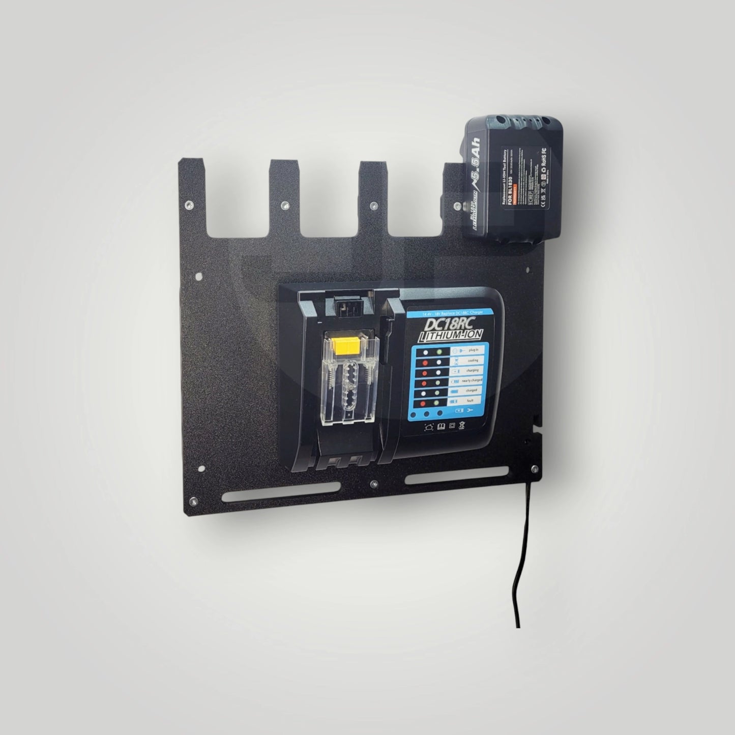 Makita Wandhalter für Ladegerät DC18RC / DC18RD mit Akkuhalter – Ordnung und Sicherheit in der Werkstatt