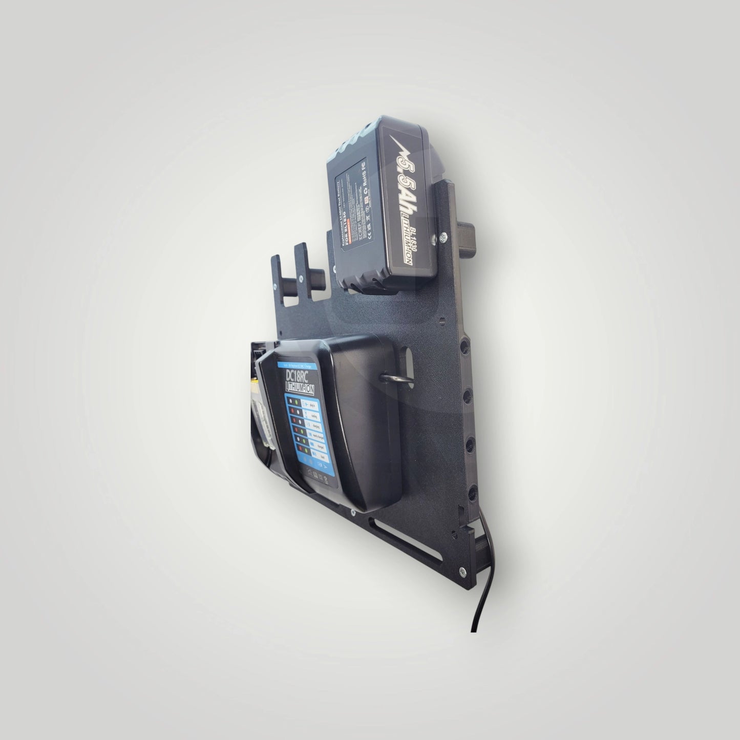 Makita Wandhalter für Ladegerät DC18RC / DC18RD mit Akkuhalter – Ordnung und Sicherheit in der Werkstatt