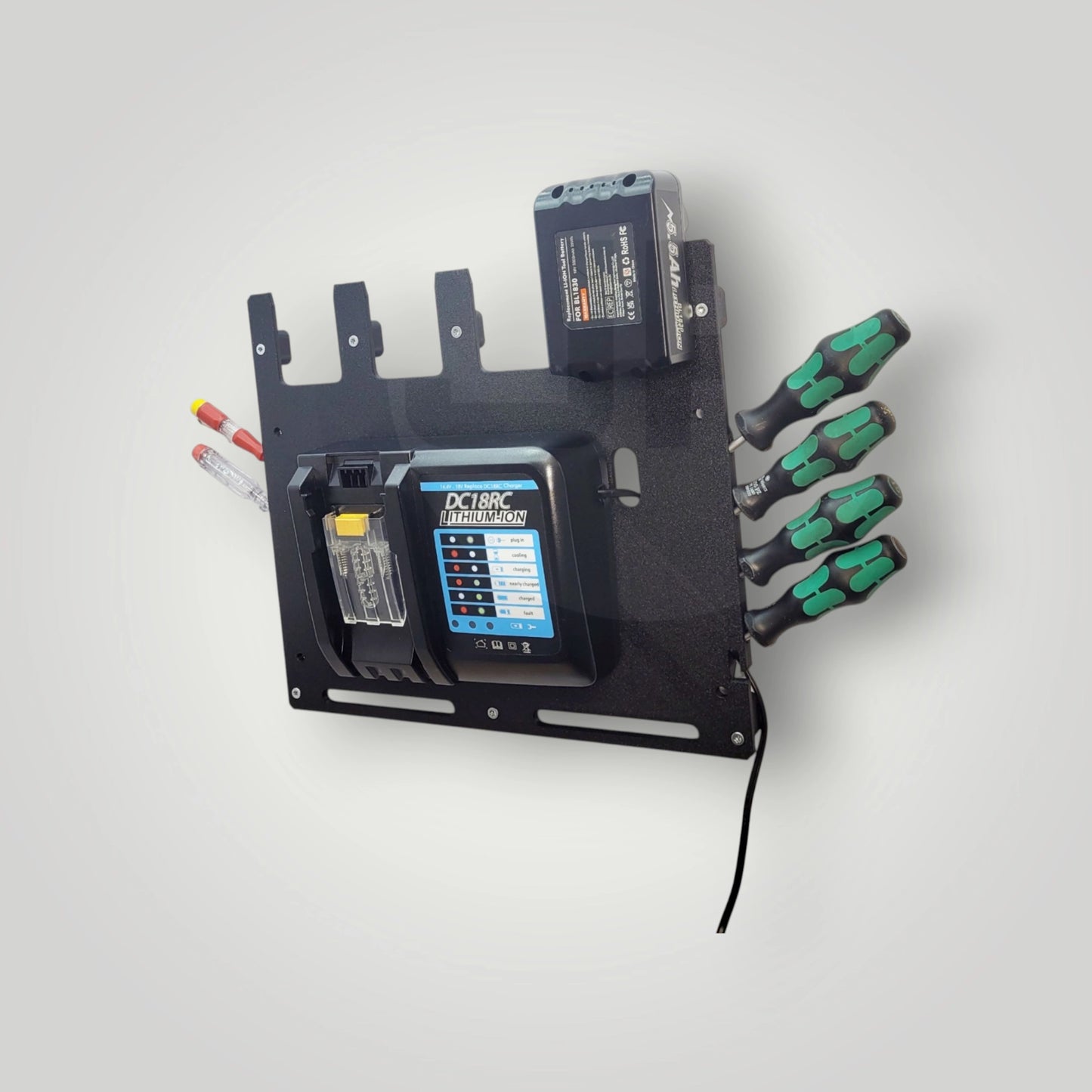 Makita Wandhalter für Ladegerät DC18RC / DC18RD mit Akkuhalter – Ordnung und Sicherheit in der Werkstatt