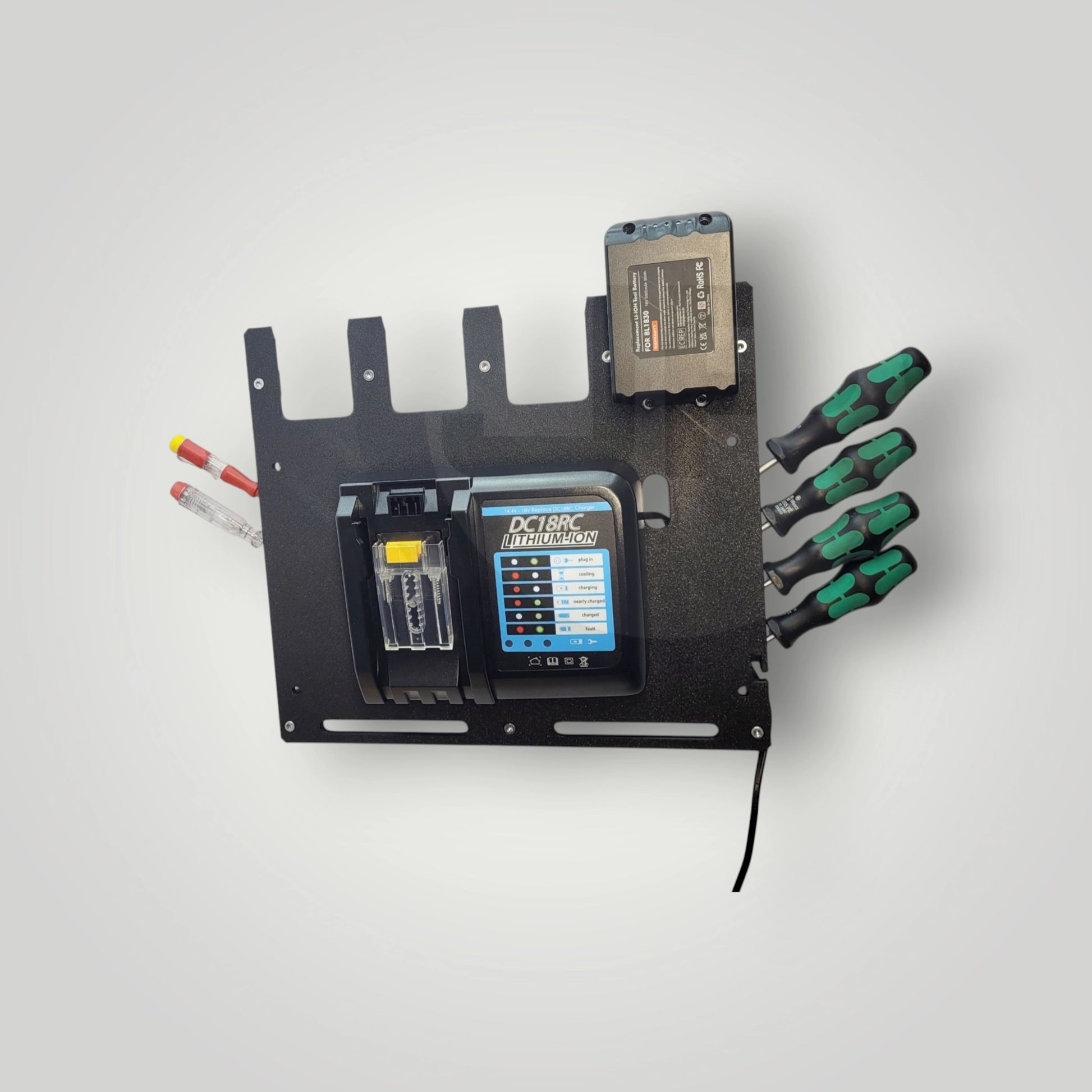 Makita Wandhalter für Ladegerät DC18RC / DC18RD mit Akkuhalter – Ordnung und Sicherheit in der Werkstatt