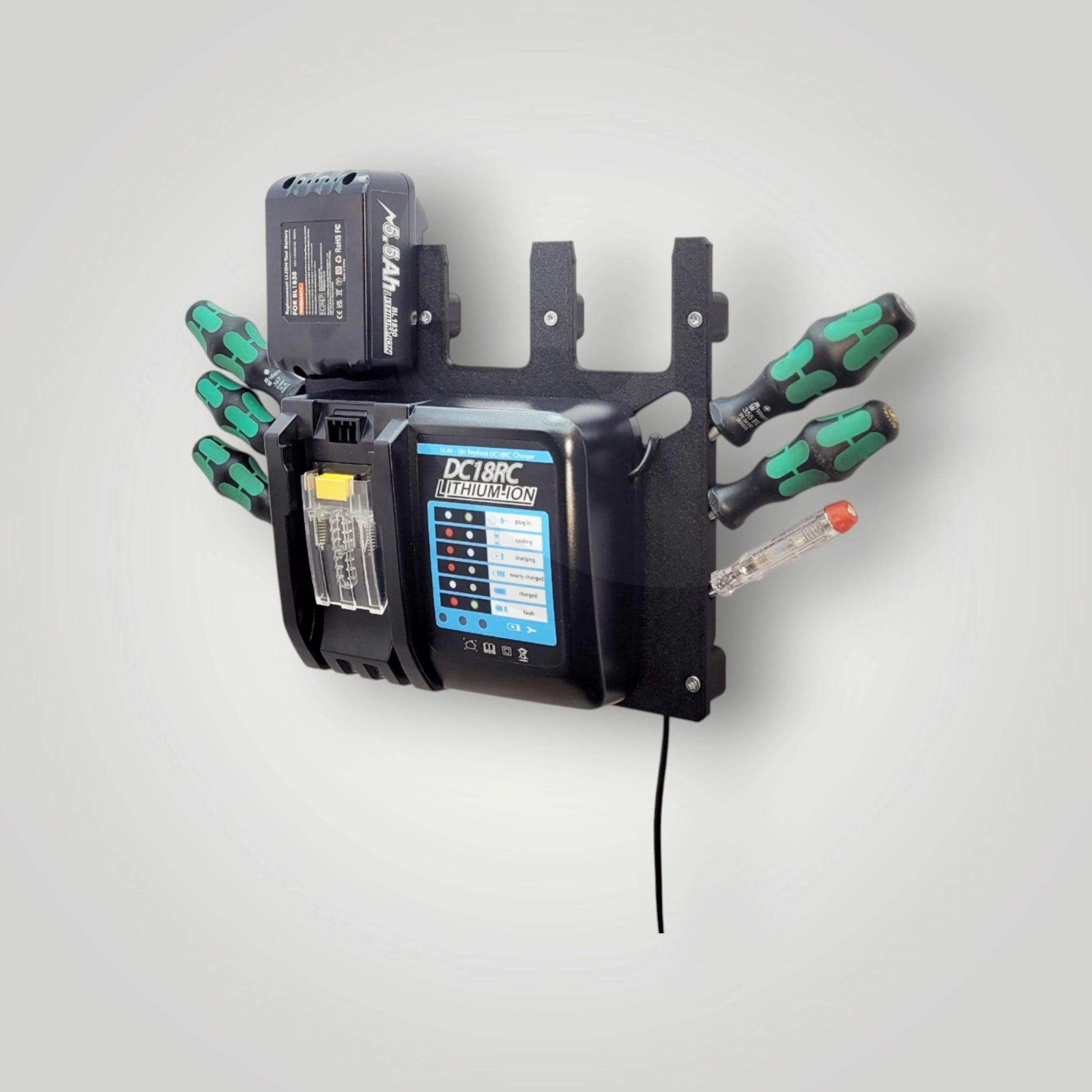 Makita DC18RC Ladegerät-Wandhalter mit 3-fach Akkuhalter – Ordnung und Sicherheit in der Werkstatt
