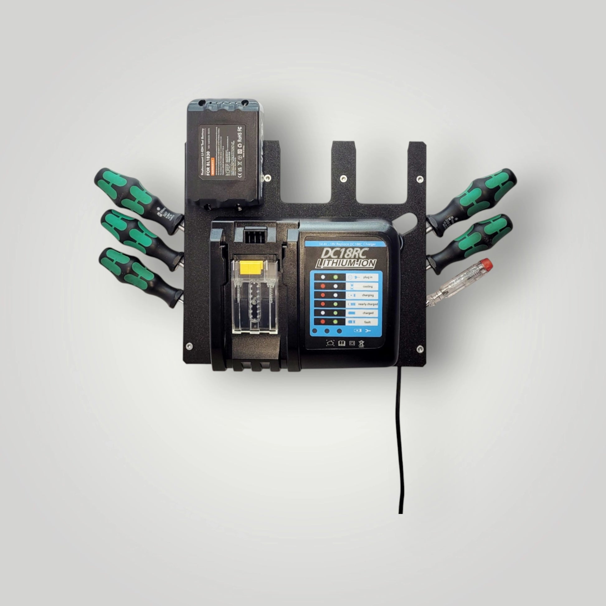 Robuste Wandhalterung für Makita Ladegerät DC18RC mit integriertem 3-fach Akkuhalter