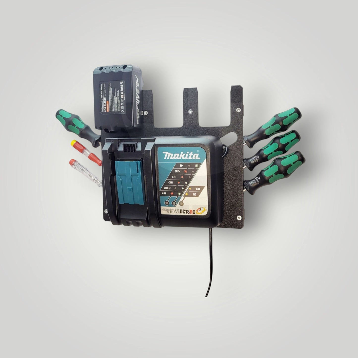 Wandhalter für Makita Ladegerät DC18RC mit 3-fach Akkuhalter – sichere und platzsparende Werkstattlösung