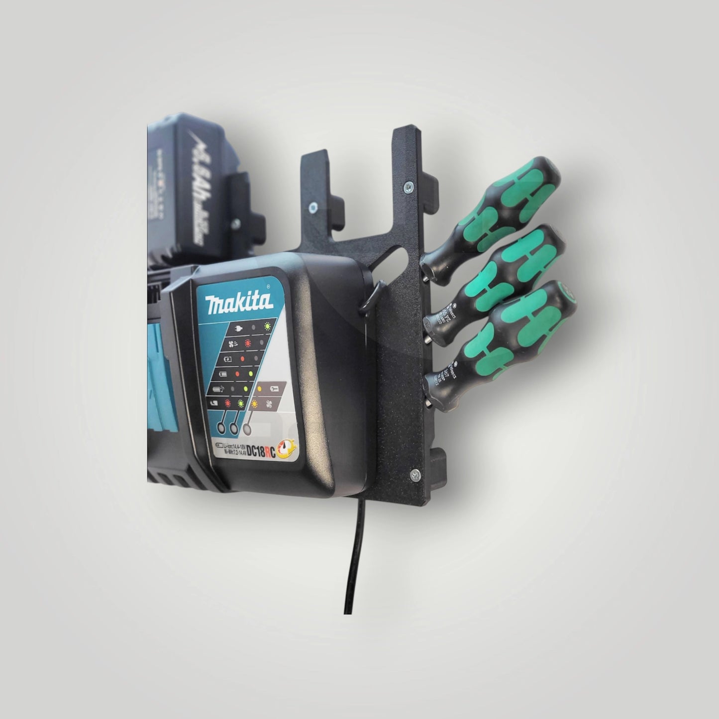 Wandhalter für Makita Akkus und Ladegerät DC18RC – stabile 3-fach Halterung für Werkstatt und Baustelle