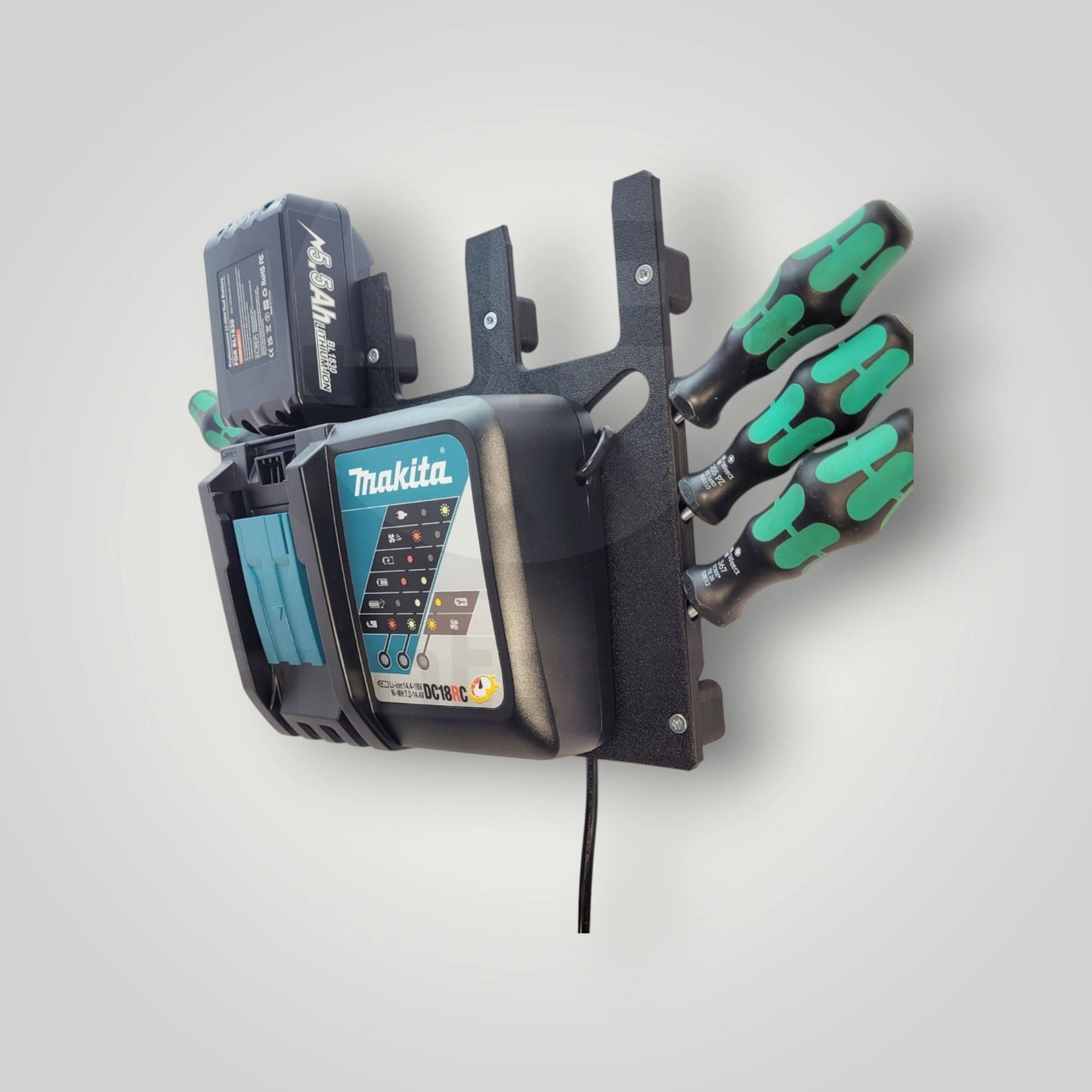 Wandhalter für Makita Ladegerät DC18RC mit 3-fach Akkuhalter – sichere und platzsparende Aufbewahrung in der Werkstatt